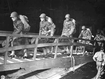 Soldiers boarding troop ship at Piermont Pier